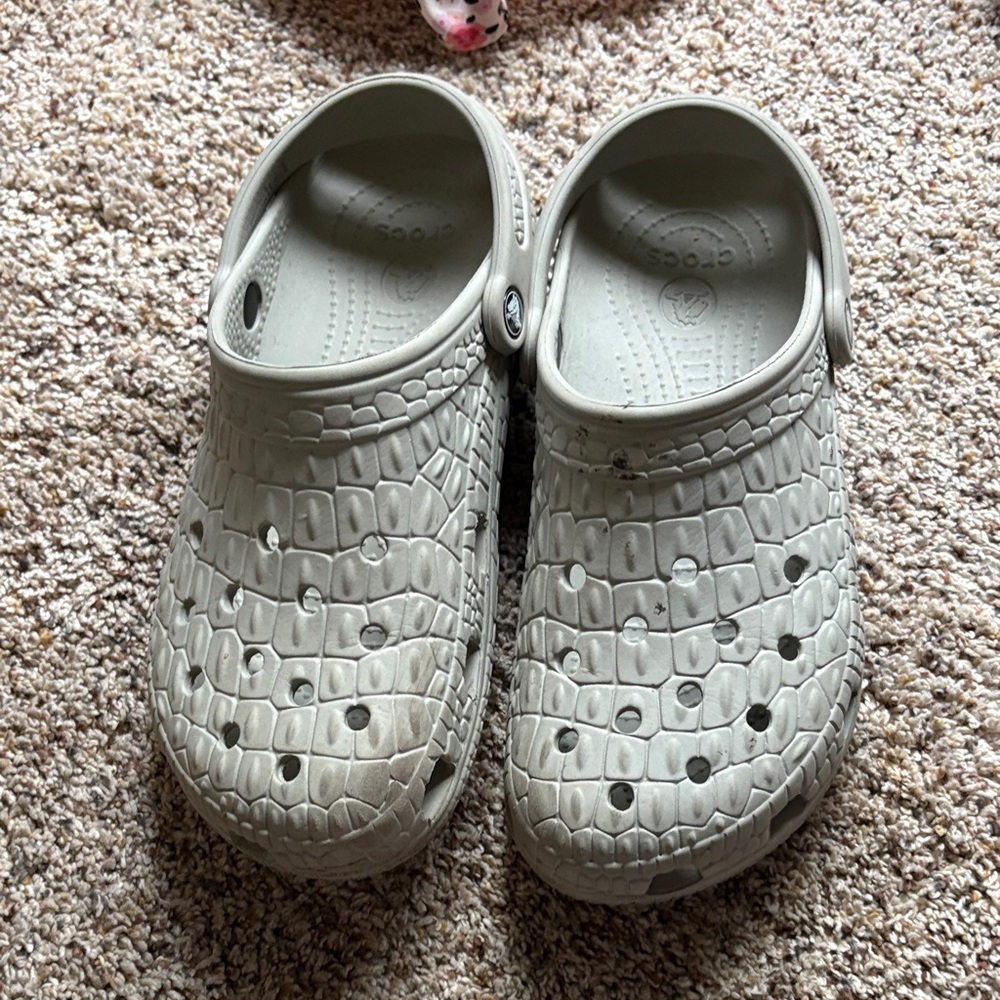 CROCS Men's Crocodile Patterned Gray Water Shoes